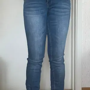 Säljer skinny jeans i storlek 28. 