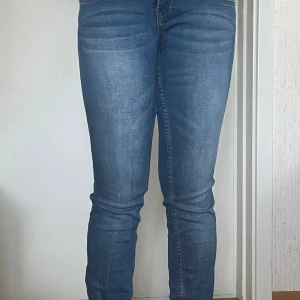 Säljer skinny jeans - Säljer skinny jeans i storlek 28. 
