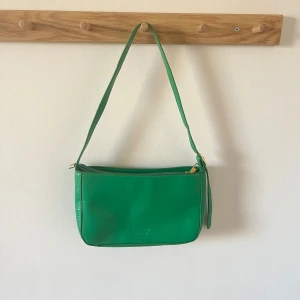 Grön axelväska - Knappt använd