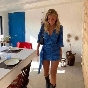 Zara klänning  - Så fin zara klänning som tyvärr är för kort för mig. Storlek S. Obs lånad bild 