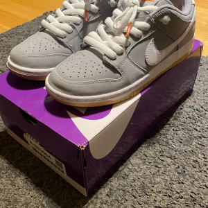 Nike Sb Dunk Low - Grey Wolf - Sb dunks, de är använda 1 gång. Säljer dem för att de är för små. Pris går att diskutera vid en snabb affär 💵 Självklart äkta, org box och extra skosnören kommer med!