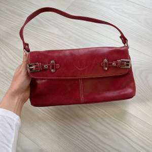 Otrolig röd vintage handväskan från Calvin Klein, har några skavanker se bild.  