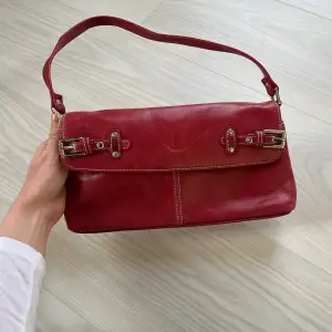 Reserverad. Otrolig röd vintage handväskan från Calvin Klein, har några skavanker se bild.  