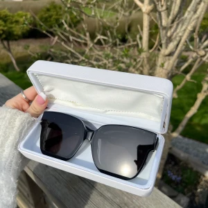 Chimi Berry 008 black - Chimisolglasögon i nyskick! Använda ett fåtal gånger men utan defekter samt kommer i sin orginalförpackning. Pris 799 kr, köparen står för frakt. 