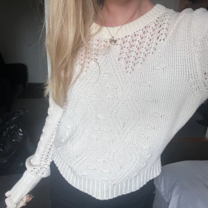 Stickad tröja - Superfin stickad tröja med fina detaljer 💓