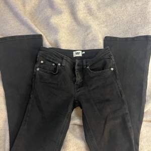 Svarta low waist jeans från lager, de är 65 i midjemåttet skulle jag tro och 79 i innebenslängd! De är aldrig andvända endast testade men har gått ett tag nu och de är för små för mig, de är normala i storleken.