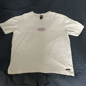 Graphic T-shirt ”Lamborghini” - Snygg grafisk tshirt med tryck på ryggen. Köpt från Newyorker i somras. Skick 8/10, använt 4-5 gånger. 