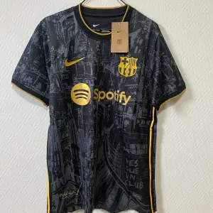 Säljer denna snygga Barcelona tröjan som är speciellt designad från den nuvarande 23/24 säsongen.   Den är helt ny så kvaliten är 10/10 och för kvaliten är den värd för priset den ligger på