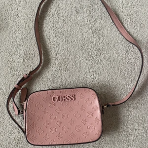 Guess  - Äkta guessväska, finns dustbag. Köpt ny för 1000kr, nyskick!