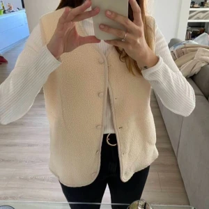 Teddy väst  - Superfin Teddy väst använd 1 gång! 