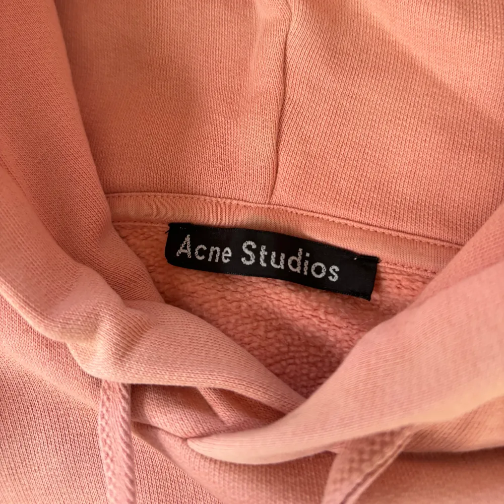 Säljer nu denna feta Acne Studios hoodie i en fet färg! Hoodien är i fint skick och har inga skavanker - Nypris: 4500 kr - Storlek: XS men sitter som en S - Hör av er vid minsta fråga eller fundering :). Hoodies.