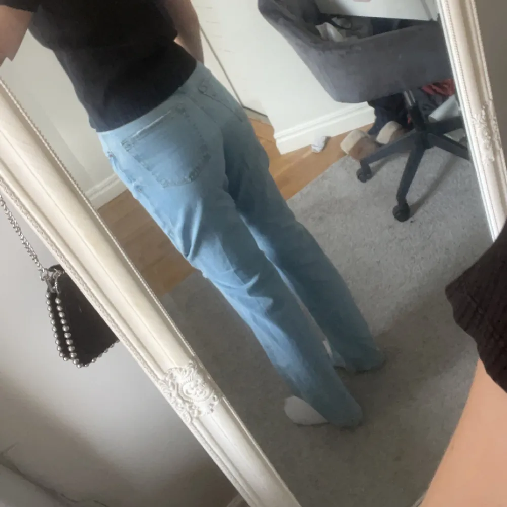 Fina blå jeans från bikbok! Midewaisted bra passform för mig som är 175 cm💘. Jeans & Byxor.