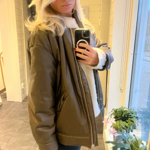 Bomberjacka - Sjukt snygg bomberjacka i läderliknane material. Använd en gång. 