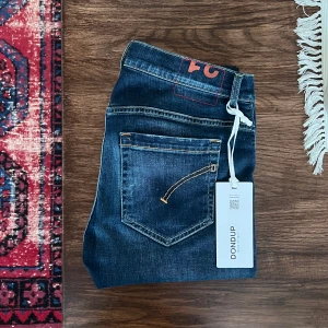Dondup George  - Tjena! Säljer nu mina apfeta Dondup jeans i storlek 31. Marinblå färg i modellen George. Använda 2-3 gånger, som nyskick! Pris 1699kr