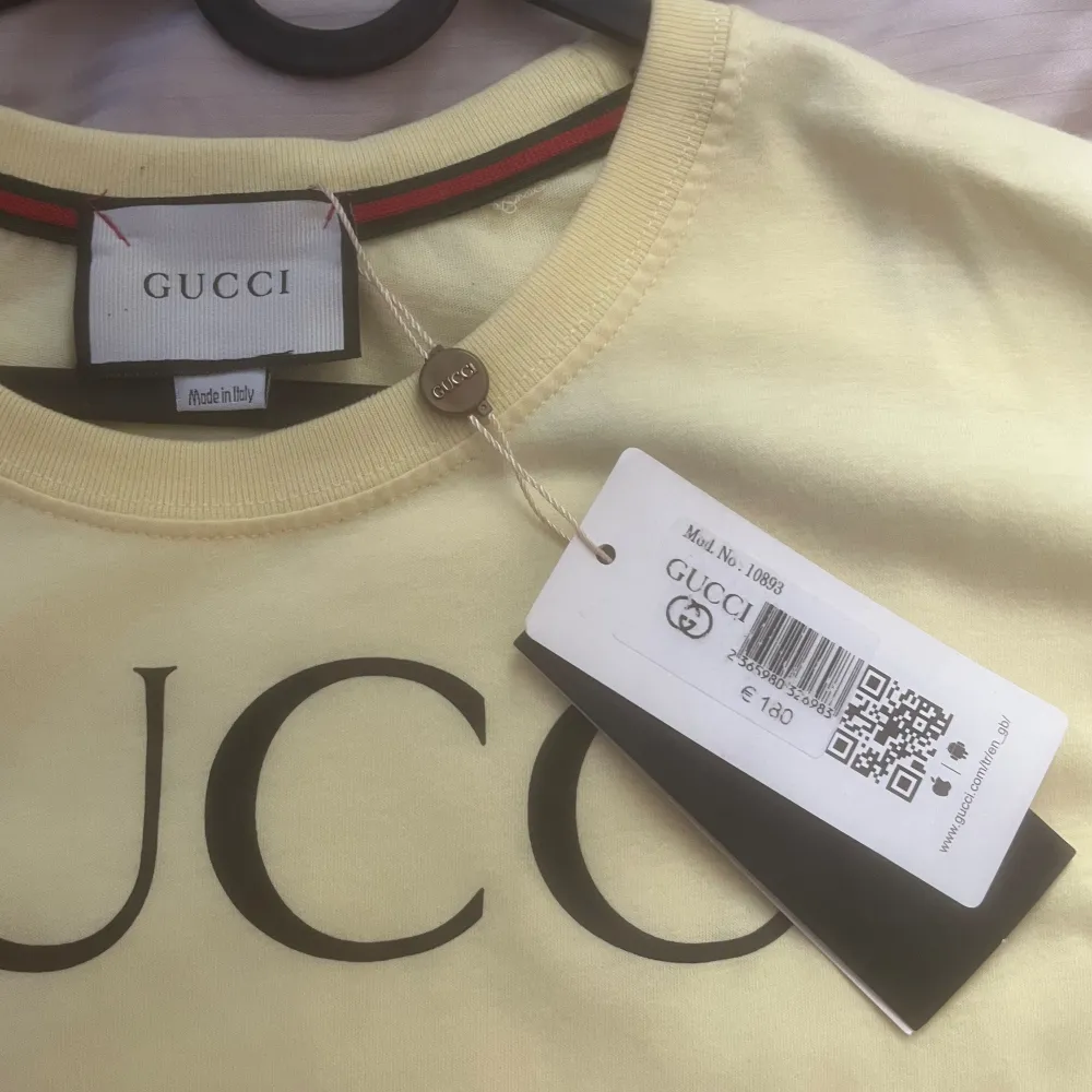 Säljer min oanvända Gucci T-shirt i storlek XL, köpt för 180€ och skicket är 10/10. T-shirts.