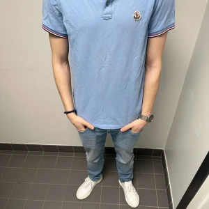 Moncler piké  - Perfekt skick 9/10| väldigt snygg piké till sommarn| strl M men passar också S