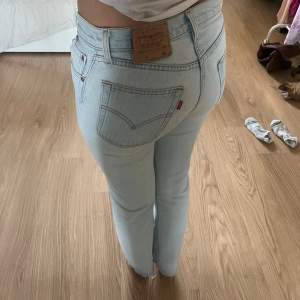 Mid waist raka jeans i fint skick från Levis