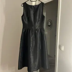 Helt ny klänning från MQ med prislapp på. Nypris 899kr.