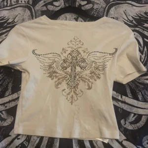 Mcbling croptop - Jag har använd den två gånger utan att den har några defekter storlek s men är väldigt stretchig. Kontakta för mer information💕💕