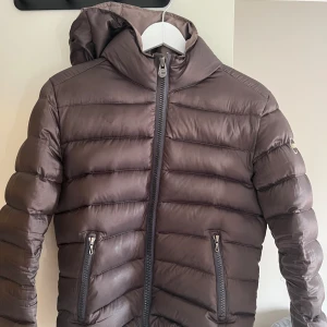Colmar jacka  - Säljer min colmar jacka, använd fåtal gånger. Storlek 42 i colmar storlek, som motsvarar 36/38 i svensk storlek. Köparen står för frakten💕