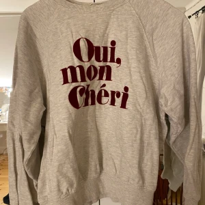 Sweatshirt  - Använd en gång så inprincip ny skick! 