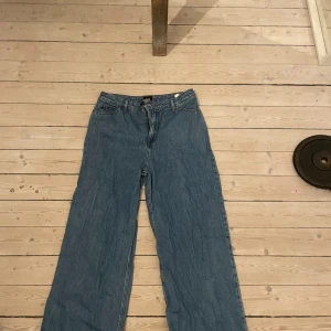 JEANS  - Använda 1-2 gånger, nästan nytt skick