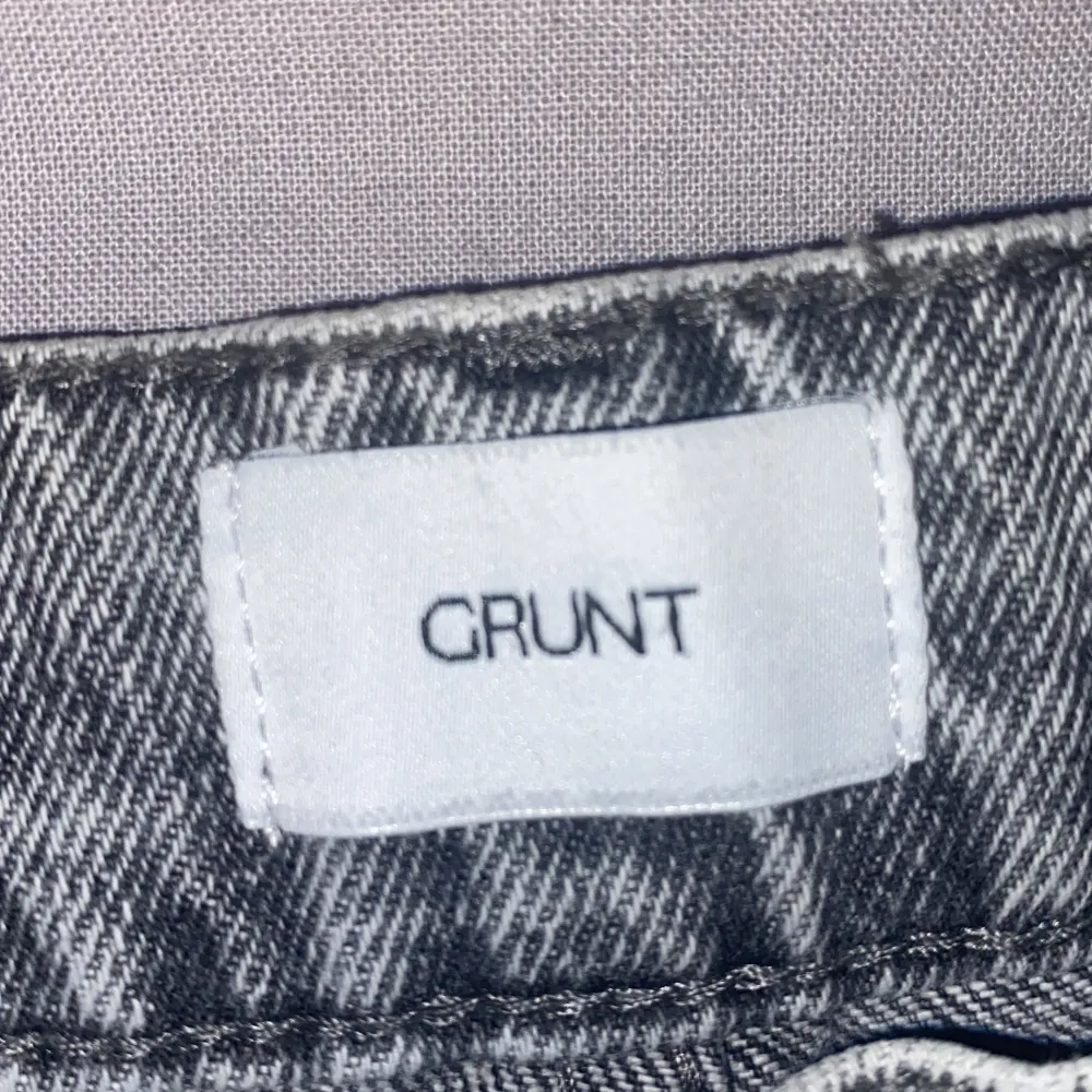 Hej! Jag säljer mina gråa grunt jeans de är i storleken 24w 25L. Skulle nog säga att de passar folk från 148-154. De är i ny skick då de blivit använda få gånger ny pris 799 mitt pris 150. Hör av er vid minsta lilla fundering . Jeans & Byxor.