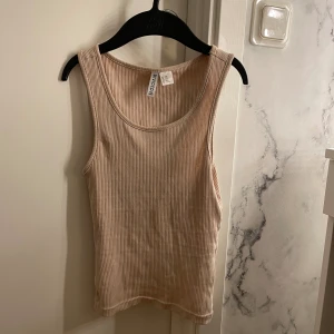 Linne - Gulligt beige linne från HM. Säljer för att det är för litet för mig. Använt en gång så nyskick! 