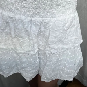 Volang kjol - En vit jättefin volangkjol som är i ett jättefint material. Perfekt till sommaren. Kommer tyvärr inte till användning. Bra skick. Ordinarie pris 449kr🩷