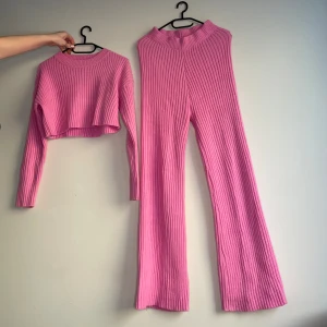 Rosa set - Rosa gulligt set.  Väldigt bra skick. Plagget säljs i befintligt skick <3