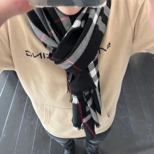 Burburry halsduk - Säljer en väldigt Grischig Burburry halsduk 10/10 i skick vem vill inte ha en sån liksom. Aldrig använd och väldigt snygg och passar allt och alla.