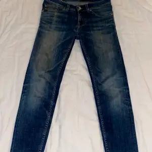Tiger of Sweden jeans med riktigt schysst tvätt i storlek 27/32 . Skicket är som nytt. Moddelen heter evolve passformen är Slim. Vid funderingar och intresse kontakta mig även om ni vill ha fler bilder. 