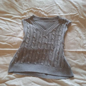 Stickad vest💕 - Stickad vest i grå Bara använd ett fåtal gånger  Säljer då den är för liten 😊 