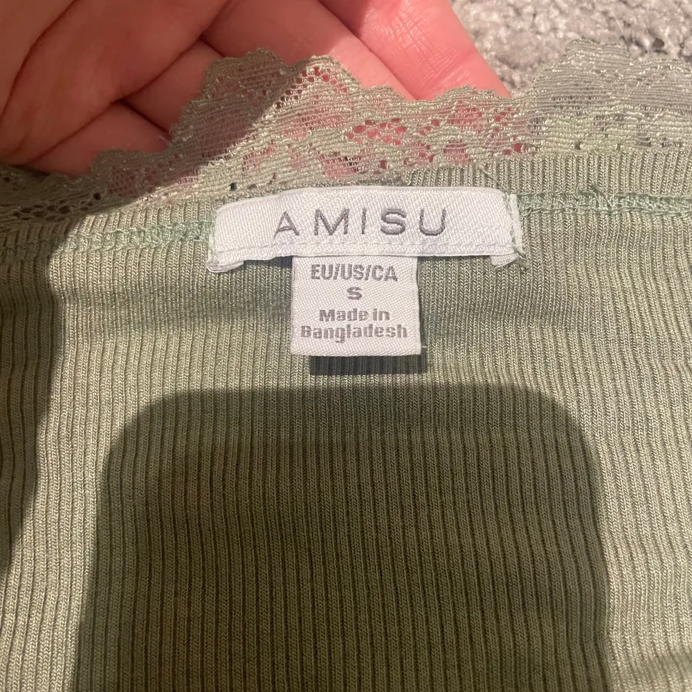 Ett gulligt grönt spets linne från new yorker. I storlek S. Kommer inte till användning längre. Kontakta vid intresse…. Toppar.