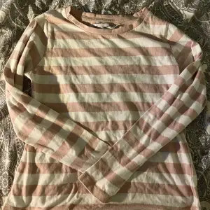 Jättefin rosa/vit randig tunn tröja 🤍använd fåtal gånger och inga tecken på användning 