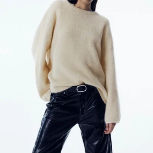 Cremefärgad stickad tröja från hm - Knappt använd, jättefin och mysig. Köpt för 699kr. Länk till sidan om man vill se hur den ser ut på modell: https://www2.hm.com/sv_se/productpage.1191645002.html