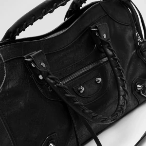 Väska - En super snygg trendig väska som är köpt från boohoo. Använd två gånger så i bra skick. Kommer inte till användning så mycket som jag hoppats. 