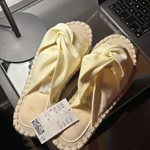 Helt nya sandaler från H&M med prislapp kvar!