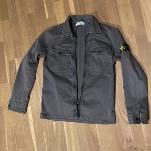 Stone island ord style overshirt/jacka. NYPRIS 2200 - Säljer nu denna skit snygga overshirten/jackan, eftersom den tyvär blivit lite för liten☹️. Den passar perfekt nu till lite varmare väder och man kan ha den som sin tjocktröja om man känner för det!. Inte använd särskilt mycket men den har hängt länge