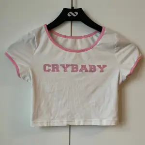 En babytee med texten Cry baby från SHEIN i strl S!💓 