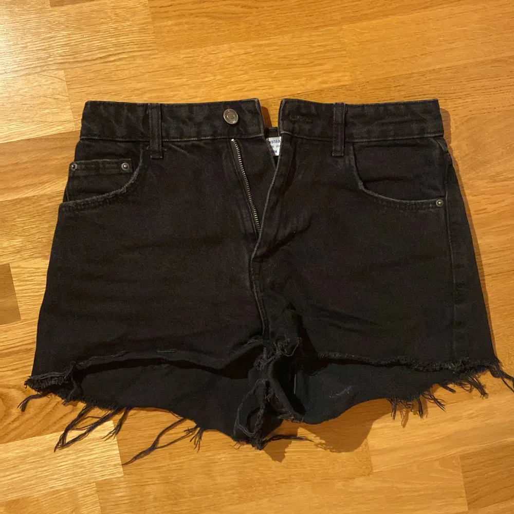 Assnygga jeansshorts från Bershka i superfint skick. Finns ej att köpa i butik längre. Perfekt till sommaren, tryck gärna på köp nu!💘. Shorts.