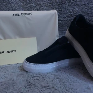 Axel arigato  - Axel arigato köpta på Nk änvänt fåtal gånger och de passa inte. Väldigt stiliga och bra till sommaren tveka inte med frågor eller funderingar 
