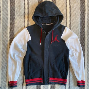 Nike Jordan varsity jacket - Varsity jacka från Nike storlek mäns medium. Väldigt bra skick