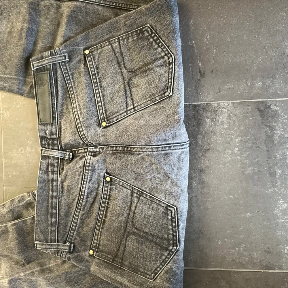 Säljer ett par feta Tiger of Sweden jeans. I mycket bra skick. Då jag säljer dem för de är förstora|Orginal pris: 1599kr. Kan diskutera pris!. Jeans & Byxor.