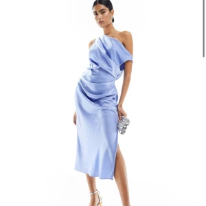 Balklänning - Helt oanvänd, lappen kvar. Nypris 639kr ASOS DESIGN satin off shoulder drape detail midi dress in blue