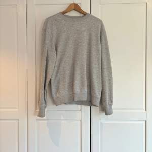 Jätte trendig grå sweatshirt perfekt till våren/ sommaren. Skick:10/10. 