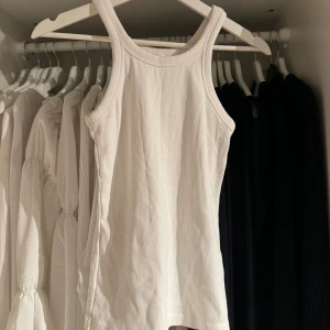 Vitt linne - Säljer denna vita fina basic topp från hm✨ aldrig använd, storlek s✨ Skriv om ni vill ha fler bilder🩷