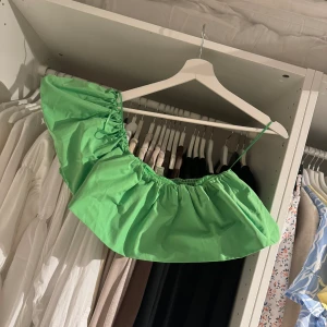 Grön topp - Säljer denna härliga topp från hm✨ är i storlek S helt oanvänd✨  Skriv för fler bilder🩷