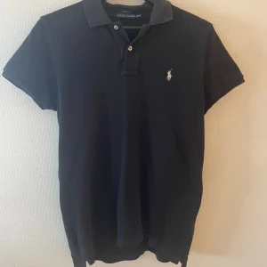 Ralph lauren piké  - Riktigt snygg Ralph lauren piké, var för liten för mig så har endast testats och säljer den för endast 250kr🙌🏻