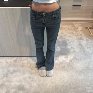 Low waist bootcut jeans - Säljer mina snygga jeans från gina. Nypris ca 300-400 kr. Hör av dig om du vill ha fler bilder eller annan info!!